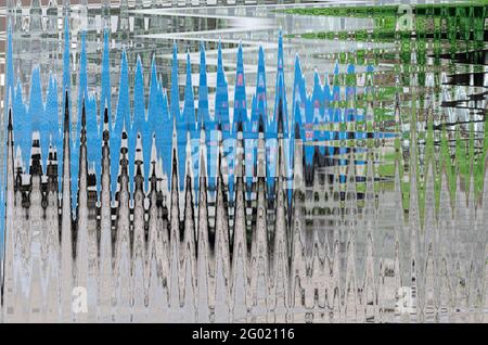 Struktur aus pulsierenden blauen und grünen Linien auf transparentem Hintergrund. Zickzackstreifen. Glaseffekt. Abstrakter Hintergrund. Stockfoto