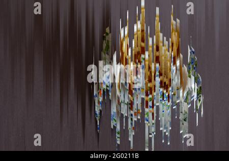 Gestreifter abstrakter Hintergrund in Grau-, Blau- und Weißtönen. Geometrische Zusammensetzung von zufälliger vertikaler Form und Linie. Stockfoto
