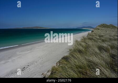 West Beach, Berneray, Äußere Hebriden, Schottland. Sonniger Tag mit blauem Himmel, weißem Sand, türkisfarbenem und blauem Wasser. Aufgenommen vom Höhepunkt auf Dünen. Stockfoto