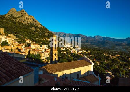 FRANKREICH. HAUTE-CORSE (2B) REGION BALAGNE. LUMIO DORF DOMINIERT VON SANTA MARIA KIRCHE UND CAPU BRACAJO (556 M) Stockfoto