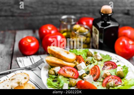 Griechischer Salat, Gemüsesalate mit geröstetem Brot, vegetarisches Gericht Konzept Stockfoto