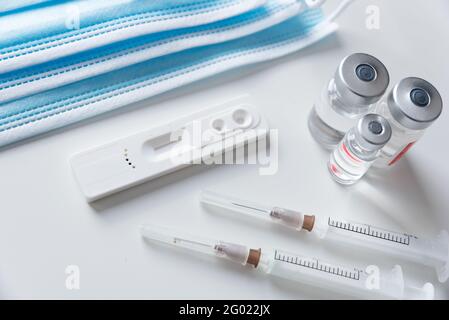 Impfkonzept, Coronavirus-Impfung, medizinische Geräte, Gesichtsmasken, Spritze Stockfoto