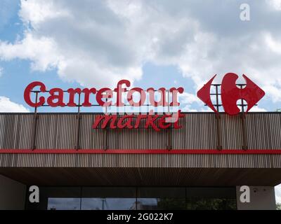 Sint Gillis Waas, Belgien, 23. Mai 2021, Logo und Fassade eines Carrefour-Marktes in Ostflandern, Belgien Stockfoto