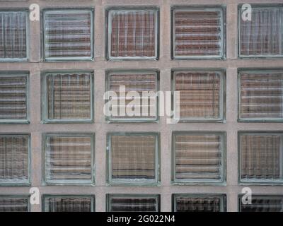 Transparente Glassteinwand mit Zement verfugt Stockfoto