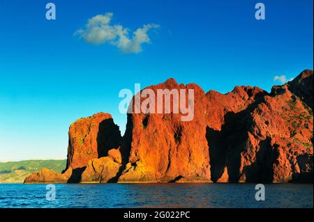 FRANKREICH. CORSE DU SUD (2A) LA RESERVE NATURELLE DE SCANDOLA LA PUNTA PALAZZU ET SES COULEES DE RHYOLITES Stockfoto