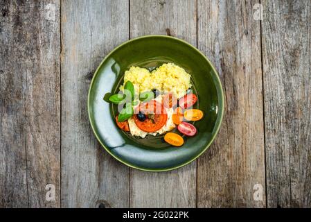 Vegetarisches Essen auf dem Teller. Gemüse mit Couscous, gesunde Ernährung, Kochkonzept Stockfoto