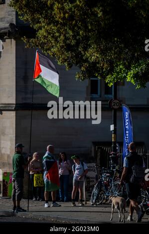 Oxford, Großbritannien. Mai 2021. Die Überreste einer pro-palästinensischen Demonstration begannen, am Magdalen College in Oxford nach Hause zurückzukehren. Die Menschen sind gegen Israels jüngste Pläne, die palästinensischen Bewohner Jerusalems und den daraus resultierenden Konflikt, der in der Region entstanden ist, zu verlagern. Kredit: Guy Bell/Alamy Live Nachrichten Stockfoto