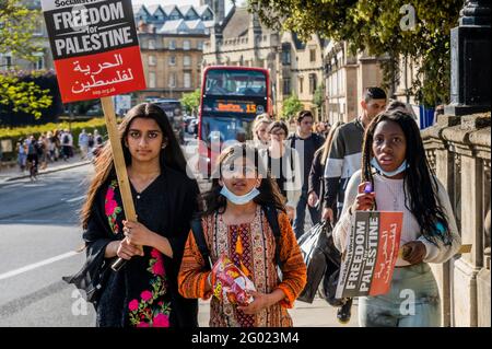 Oxford, Großbritannien. Mai 2021. Die Überreste einer pro-palästinensischen Demonstration begannen, am Magdalen College in Oxford nach Hause zurückzukehren. Die Menschen sind gegen Israels jüngste Pläne, die palästinensischen Bewohner Jerusalems und den daraus resultierenden Konflikt, der in der Region entstanden ist, zu verlagern. Kredit: Guy Bell/Alamy Live Nachrichten Stockfoto