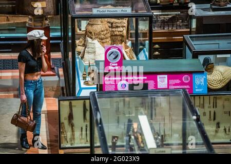 Oxford, Großbritannien. Mai 2021. Menschen jeden Alters genießen eine Reise zu den Bankferien zum Pitt-Flussmuseum und zum Museum für Naturgeschichte in Oxford. Der Personenfluss wird aufgrund der anhaltenden Einschränkungen durch Coronaviren kontrolliert. Kredit: Guy Bell/Alamy Live Nachrichten Stockfoto