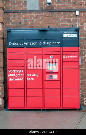 Ein Amazon Schließfach im Bay Terrace Shopping Center für Leute, die keine Pakete nach Hause liefern möchten. In Bayside, Queens, New York City. Stockfoto