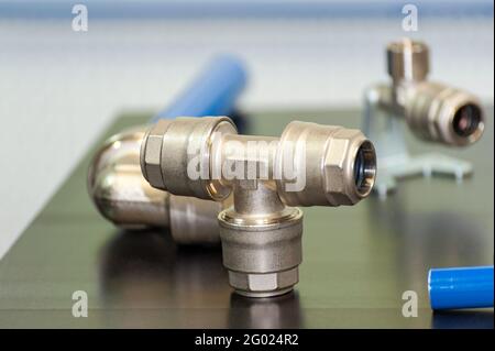 Viele Hydraulikkupplungen. Abstrakter industrieller Hintergrund Stockfoto