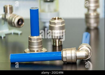 Viele Hydraulikkupplungen. Abstrakter industrieller Hintergrund Stockfoto