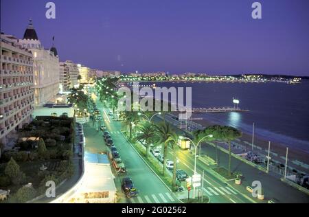 FRANKREICH. ALPES-MARITIMES (06) FRANZÖSISCHE RIVIERA CANNES BEI NACHT Stockfoto