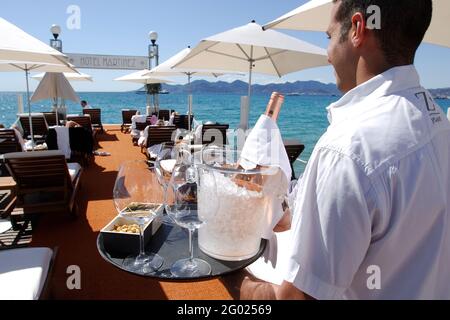 FRANKREICH. ALPES-MARITIMES (06) CANNES. L'HEURE DU ROSE AM ENDE DES PONTON DES HOTELS MARTINEZ (BERÜHMTES LUXUSHOTEL AUF DER CROISETTE) Stockfoto