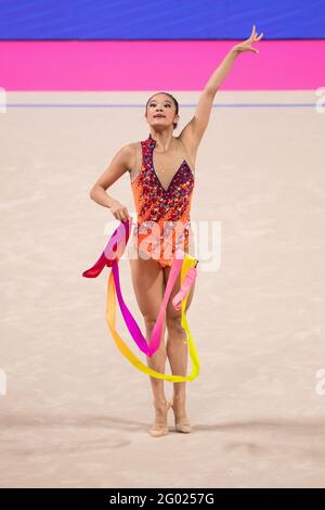 Pesaro, Italien. Mai 2021. Laura Zeng aus den USA während der FIG Rhythmic Gymnastics World Cup 2021, Individuals Qualificatins All-Around Ribbon in der Vitrifrigo Arena in Pesaro, Italien, 29. Mai 2021. Kredit: Enrico Calderoni/AFLO SPORT/Alamy Live Nachrichten Stockfoto