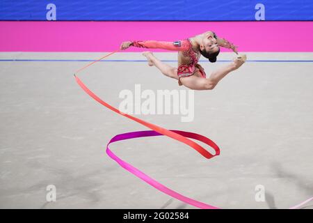 Pesaro, Italien. Mai 2021. Italiens Sofia Rafaeli während der FIG Rhythmic Gymnastics World Cup 2021, Individuals Qualificatins All-Around Ribbon in der Vitrifrigo Arena in Pesaro, Italien, 29. Mai 2021. Kredit: Enrico Calderoni/AFLO SPORT/Alamy Live Nachrichten Stockfoto