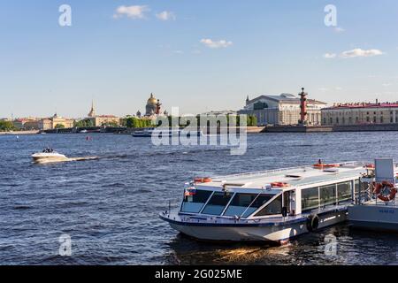 Zu Fuß Touristenboot, Kreuzfahrten durch die Kanäle der Stadt mit einem Führer. Russland Sankt Petersburg 14.45 Stockfoto