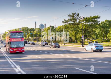 Kamennoostrovsky Prospekt, der Drehpunkt der Dreifaltigkeitsbrücke. Russland, Sankt Petersburg. 29.05.2021:14.22 Uhr Stockfoto