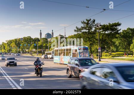 Kamennoostrovsky Prospekt, der Drehpunkt der Dreifaltigkeitsbrücke. Russland, Sankt Petersburg. 29.05.2021:14.22 Uhr Stockfoto