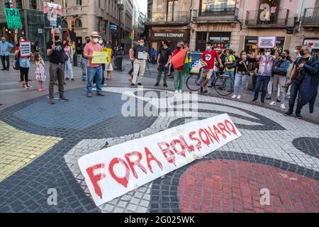 Barcelona, Katalonien, Spanien. Mai 2021. Die Demonstranten werden mit einem Transparent mit der Aufschrift „Get Out Bolsonaro“ gesehen.an dem Tag, der von Demonstrationen in den wichtigsten Städten Brasiliens gegen den brasilianischen Präsidenten Jair Bolsonaro gekennzeichnet ist. Brasilianer in Barcelona haben auf den Ramblas von Barcelona eine Demonstration abgehalten, um sich den Protesten ihres Heimatlandes anzuschließen.Quelle: Thiago Prudencio/DAX/ZUMA Wire/Alamy Live News Stockfoto