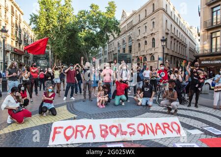 Barcelona, Katalonien, Spanien. Mai 2021. Die Demonstranten werden mit einem Transparent mit der Aufschrift „Get Out Bolsonaro“ gesehen.an dem Tag, der von Demonstrationen in den wichtigsten Städten Brasiliens gegen den brasilianischen Präsidenten Jair Bolsonaro gekennzeichnet ist. Brasilianer in Barcelona haben auf den Ramblas von Barcelona eine Demonstration abgehalten, um sich den Protesten ihres Heimatlandes anzuschließen.Quelle: Thiago Prudencio/DAX/ZUMA Wire/Alamy Live News Stockfoto