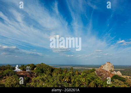 Meditationsfelsen in Mihintale und Buddha-Statue bei Sonnenuntergang, Sri Lanka Stockfoto