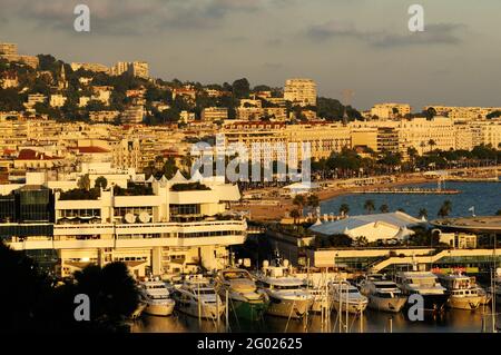 FRANKREICH. ALPES-MARITIMES (06). CANNES. CANNES VOM HÜGEL VON LE SUQUET (ALTSTADT VON CANNES). IM VORDERGRUND: DER HAFEN Stockfoto