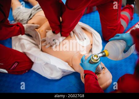 Der Sanitäter gibt der Puppe künstliche Atmung und reanimiert das Herz. Erste Hilfe üben Stockfoto