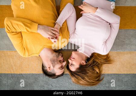 Glückliches Paar in der Liebe Umarmung und genießen Zeit zusammen an Zu Hause Stockfoto