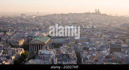 FRANKREICH. PARIS (75) 8. BEZIRK. LUFTAUFNAHME AUF DEN ERSTEN PLAN, RUE ROYALE STRASSE, LA MADELEINE PLATZ UND CAPUCINES BOULVARD Stockfoto