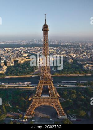 FRANKREICH. PARIS (75) LUFTAUFNAHME DES EIFFELTURMS Stockfoto