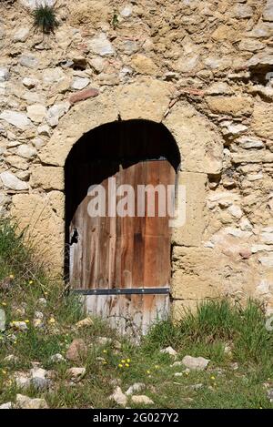 Alte hölzerne Tür & Stein geschnitzten Bogen in Ruined Stone Haus Merindol im Luberon Regionalpark Vaucluse Provence Frankreich Stockfoto