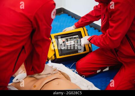 Erste Hilfe Herz-Lungen-Wiederbelebung Kurs mit Hilfe automatisierter externer Defibrillator, AED. Stockfoto