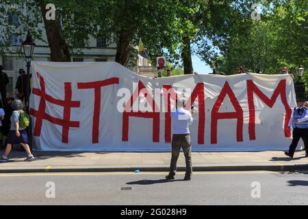 Kurdische Demonstranten halten ein Transparent mit der Aufschrift „Tamam“, das die Ankunft des türkischen Präsidenten Erdogan in Westminster, London, Großbritannien, kommentiert Stockfoto