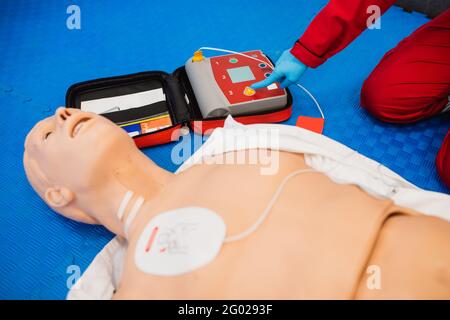 Erste-Hilfe-Kurs zur kardiopulmonalen Reanimation unter Verwendung des automatisierten externen Defibrillators AED Stockfoto