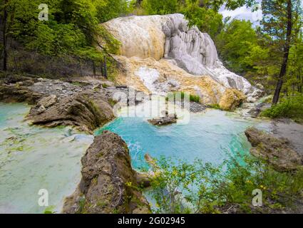 Bagni San Filippo (Italien) - in der Toskana auf dem Monte Amiata ist es ein öffentlicher und wilder kleiner heißer Wasserfall mit einer weißen Steindepots namens Balena Bianca Stockfoto