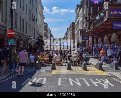 London, Großbritannien. Mai 2021. Vollgepackte Restaurants und Cafés in der Old Compton Street, Soho. Im West End strömten Massen von Menschen, als die Temperaturen über das Feiertagswochenende stiegen. Stockfoto