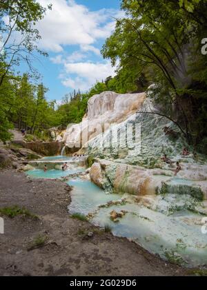 Bagni San Filippo (Italien) - in der Toskana auf dem Monte Amiata ist es ein öffentlicher und wilder kleiner heißer Wasserfall mit einer weißen Steindepots namens Balena Bianca Stockfoto