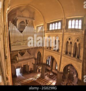 FRANKREICH. NORD (59) LILLE - KATHEDRALE NOTRE DAME DE LA TREILLE : DAS ÖSTLICHE QUERSCHIFF UND SEINE ORGEL. Stockfoto