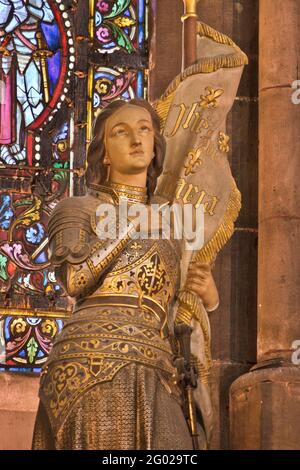 FRANKREICH. NORD (59) LILLE - KATHEDRALE NOTRE DAME DE LA TREILLE : SÜDSEITE APSES : STATUE VON JEANNE D'ARC. Stockfoto