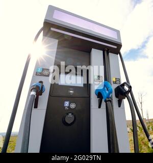 EV-Ladestation mit verschiedenen Ladegeräten. Stockfoto