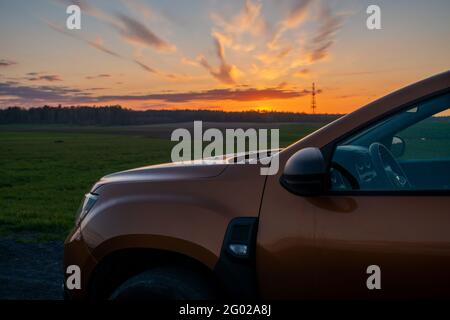 Dacia Duster Kompakt-SUV auf Schotterstraße bei Sonnenuntergang Stockfoto