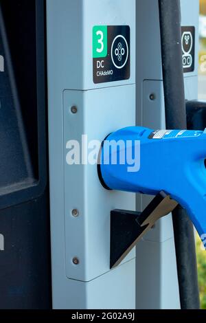 Typen von EV-Ladegeräten in der EV-Ladestation im Fokus Stockfoto