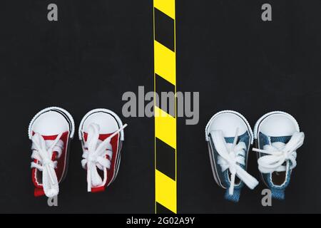 Konzept der sozialen Distanzierung. Sneakers auf Asphalt-Hintergrund. Speicherplatz kopieren. Halten Sie Abstand, um die Ausbreitung des Virus zu verhindern. Neue Realität während Stockfoto