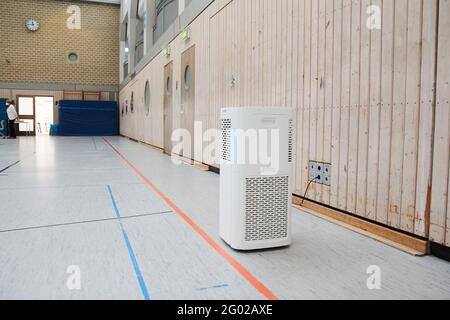 Berlin, Deutschland. Mai 2021. Im Gymnasium des Albert-Schweitzer-Gymnasiums in Neukölln befindet sich eine Lüftungsanlage. Diese wurde in einen Testplatz umgewandelt. Quelle: Annette Riedl/dpa/Alamy Live News Stockfoto