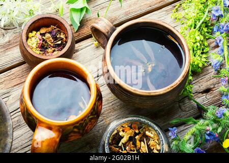 Gesunder Kräutertee aus Wildblumen auf rustikalem Vintage-Holz Tabelle.Kräutermedizin,Kräuterheilkunde Stockfoto