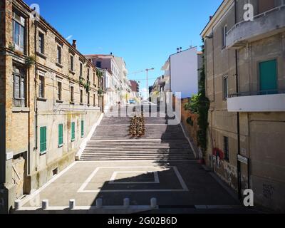 Gassentreppe im historischen Zentrum von Termoli, Campobasso, Molise, Italien unter einem blauen Himmel Stockfoto