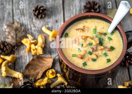 Cremesuppe mit Champignons und frischen Pfifferlingen Pilz auf Holz- rustikalen Hintergrund Stockfoto