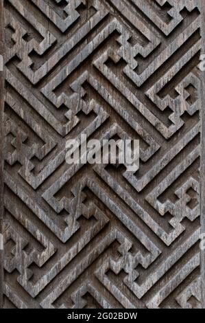 Balinesisches Holz Schnitzereien Hintergrund. Grafische Winkelmuster an den Türen. Stockfoto