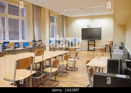 Berlin, Deutschland. Mai 2021. Der Computerraum des Albert-Schweitzer-Gymnasiums in Neukölln ist derzeit leer. Heute wurde der Bericht über die Umsetzung des Förderprogramms „Begabt Berlin“ an Berliner Schulen vorgestellt. Quelle: Annette Riedl/dpa/Alamy Live News Stockfoto